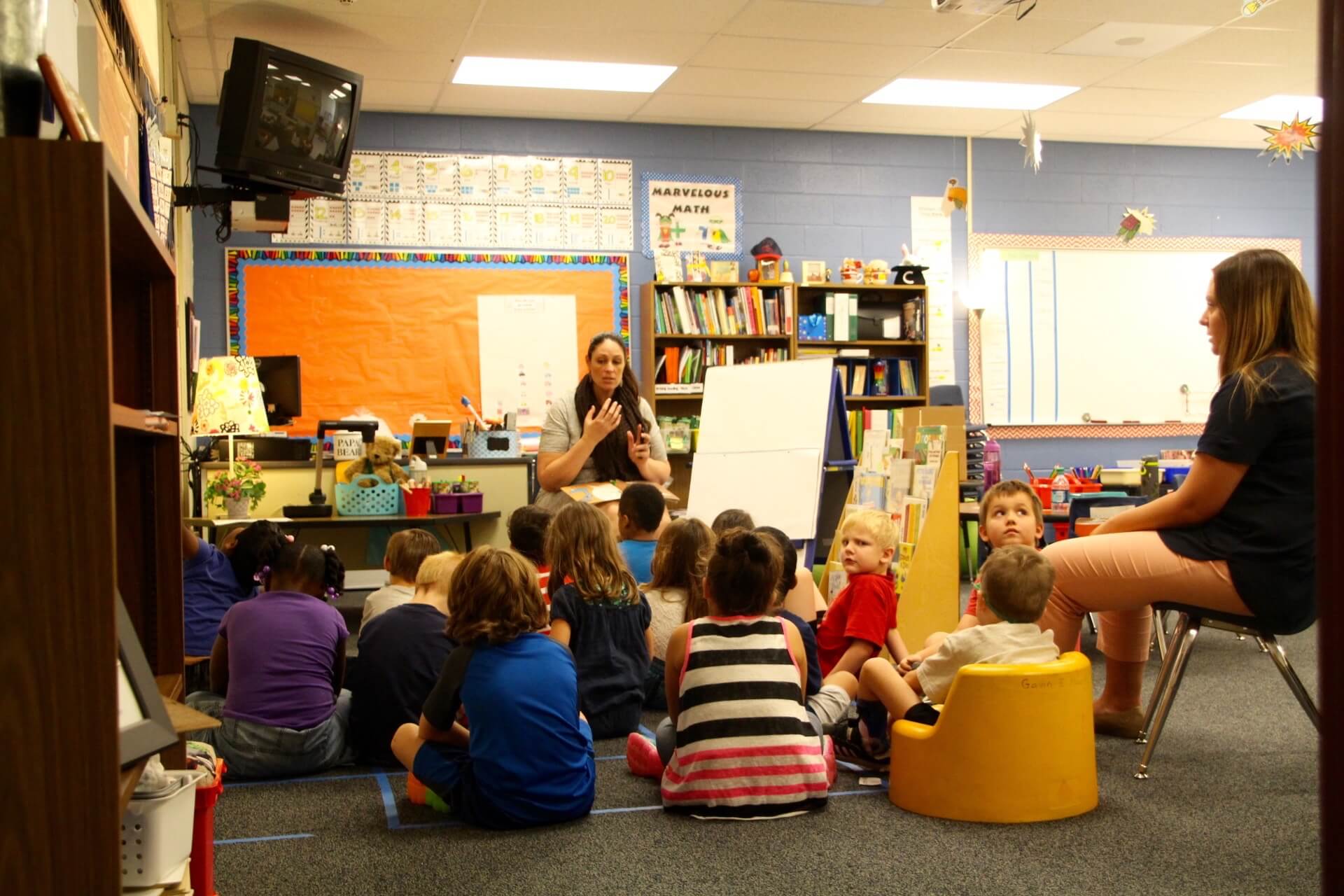 teacher-reading-book-to-students